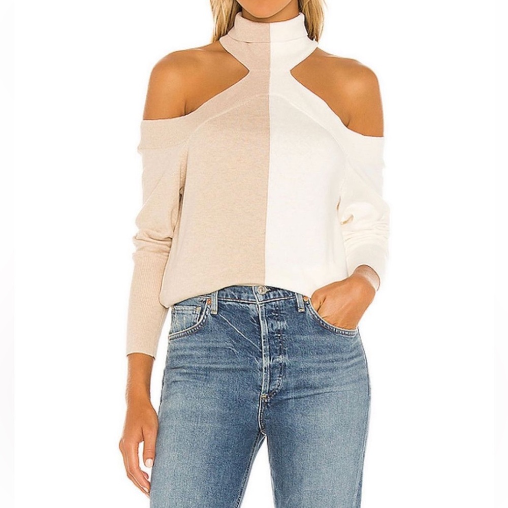 525 Contrast Cold Shoulder Top in Chalk Multi